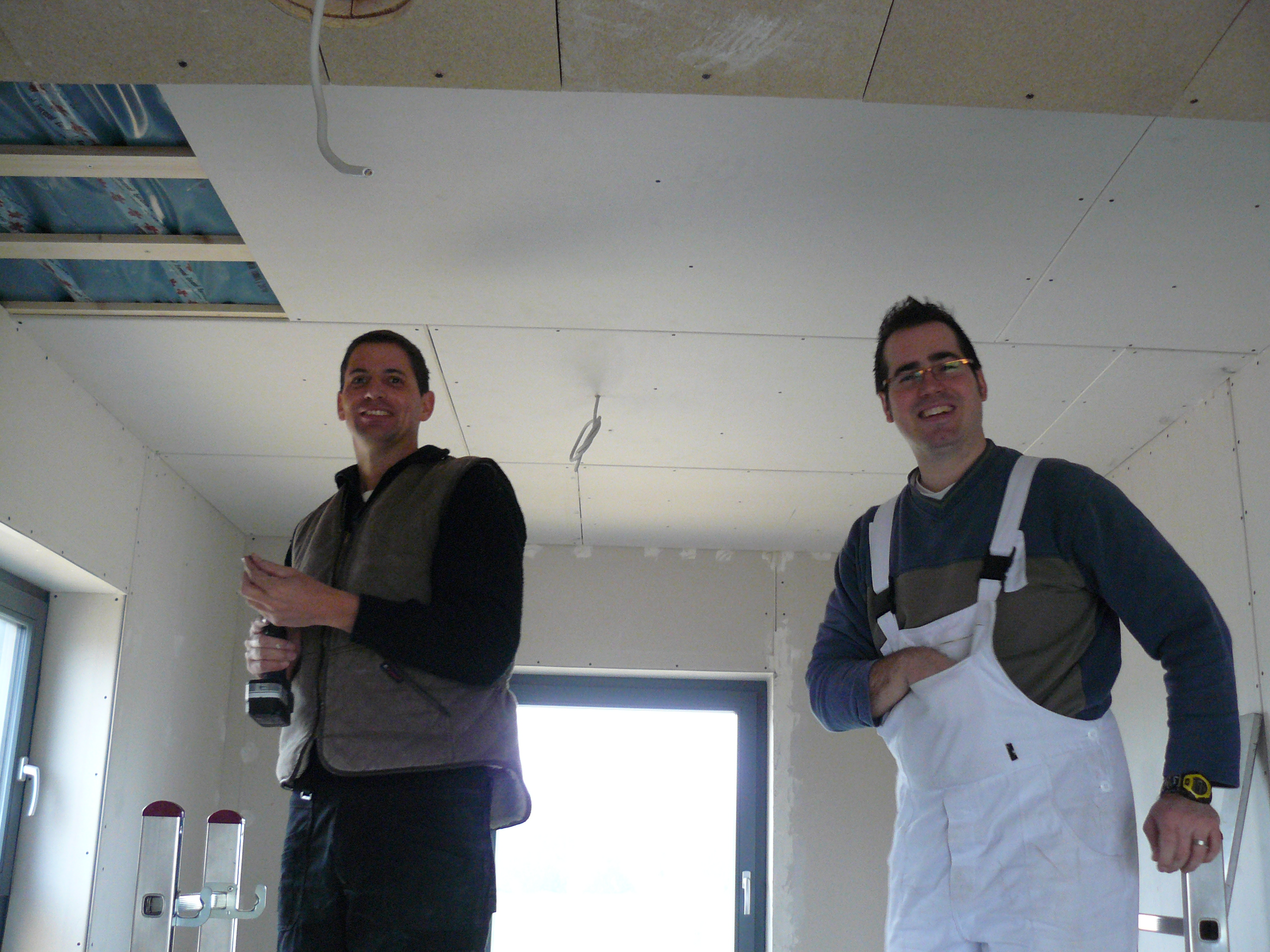 Pascal und Marcel arbeiten an der Küchendecke